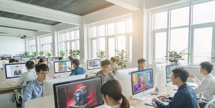 学员在开放工位进行 AI 内容创作实操