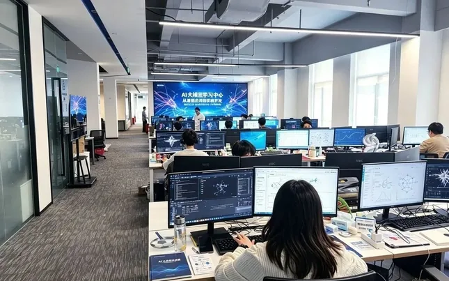 大模型方向项目实训机房，工位上是应用开发界面