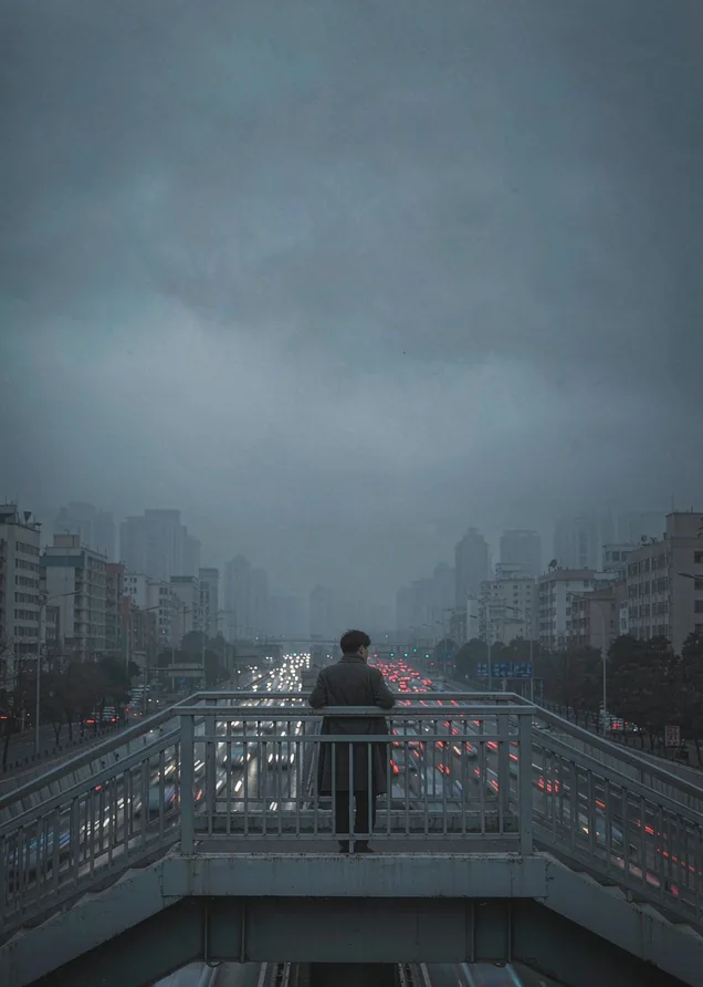 清晨雾气中的城市天桥，一人独行，冷调写实都市画面